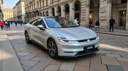 Сохраняет 90% ёмкости при температуре -40°C и обеспечивает запас хода более 400 км. Впервые в серийном пассажирском автомобиле установлена натрий-ионная батарея